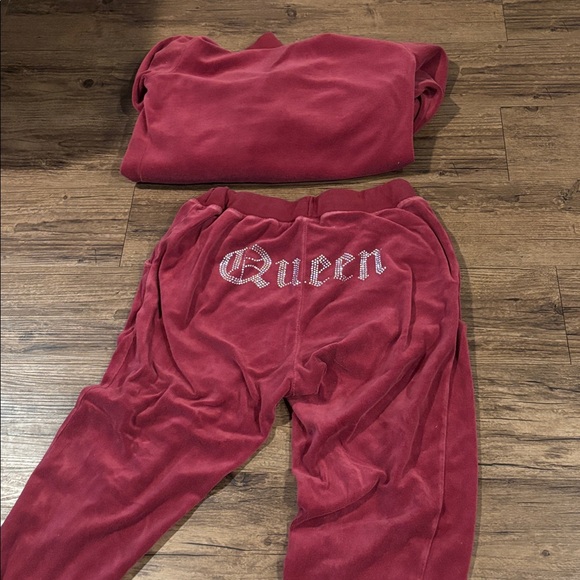 Red tracksuit - Picture 4 of 4